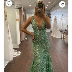 Hellymoon Green Gown
